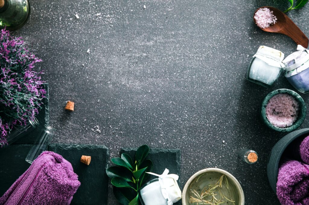 Velas, aceites esenciales y elementos de spa para masajes relajantes en Mudra Massage